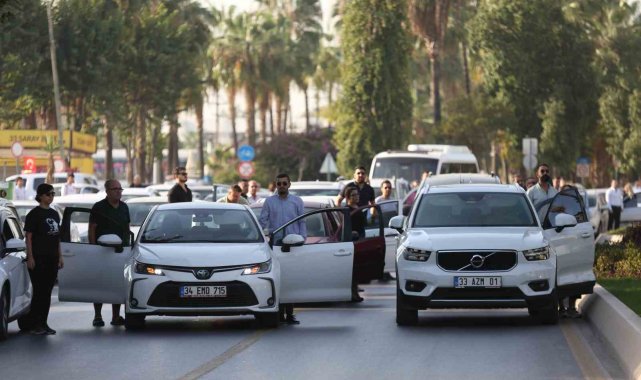 Mersin'de hayat Türkiye Cumhuriyeti'nin kurucusu Gazi Mustafa Kemal Atatürk için 1 dakika durdu