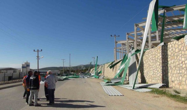 Mersin'de şiddetli rüzgar fabrika inşaatı çatısını uçurdu