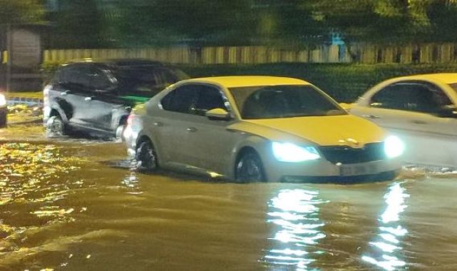 Mersin'de şiddetli yağmur ve fırtına hayatı olumsuz etkiledi