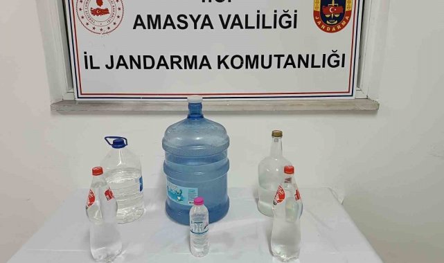 Merzifon'da bir evde 22 litre sahte içki ele geçirildi
