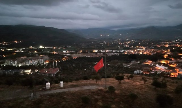 Milas'ta 10 Kasım'da yarıya indirilen Türk Bayrağı, halen göndere çekilmedi