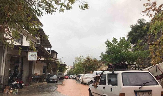 Milas'ta şiddetli yağış hayatı felç etti