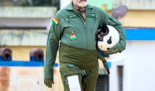 Modi, yerli savaş uçağı Tejas'la deneme uçuşu yaptı