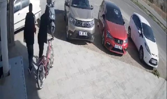 Motosiklet hırsızlığı güvenlik kamerasında