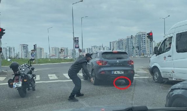 Motosiklet sürücüsü, kırmızı ışıkta bekleyen otomobilin altındaki güvercini kurtardı