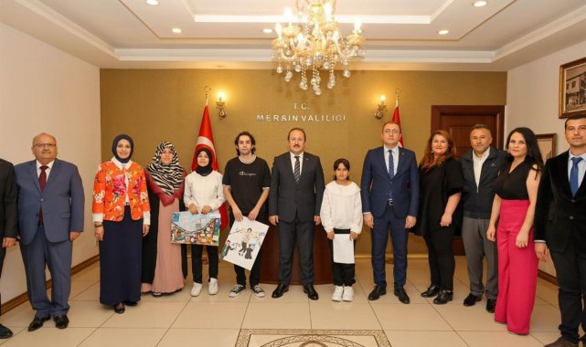 Ödül alan öğrenciler mutluluğunu Vali Pehlivan ile paylaştı
