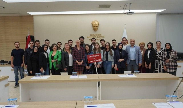 Öğrenciler belediye meclisine davet edildi