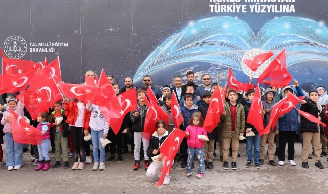 Öğrencilerin ilgisini çeken 'Gezici Eğitim Tırı' geçmişi anlatırken geleceğe de ışık tutuyor