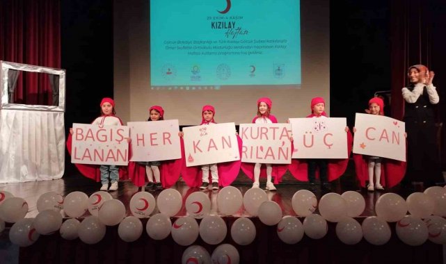 Öğrencilerin Kızılay Haftasına özel oyunu alkış aldı