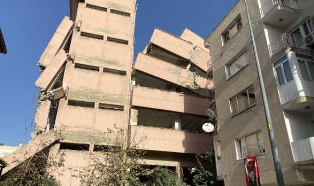 Okul binası yıkımda yan yatınca evlerinden tahliye edilenler geceyi yakınlarının yanında geçirdi