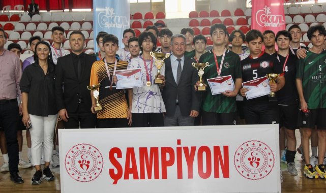 Okul sporları voleybol turnuvası düzenlendi