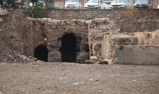 Okul temel kazısında 5 asırlık hamam ortaya çıktı
