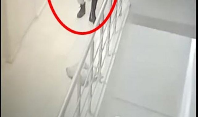Önce ayakkabıyı denedi, sonra poşet koyup kaçtı