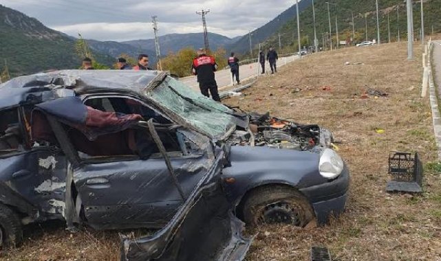Otomobil aydınlatma direğine çarptı: 1'i ağır, 3 yaralı