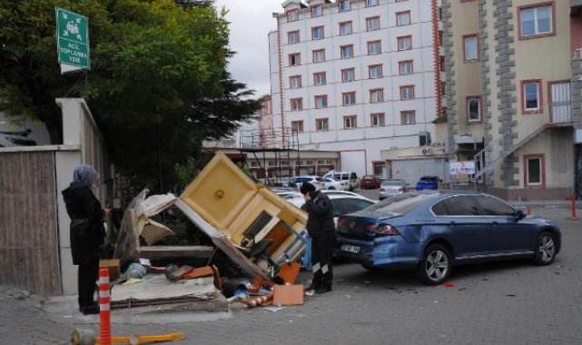 Otomobil, güvenlik kulübesi ile 3 araca çarptı; sürücü yaralı