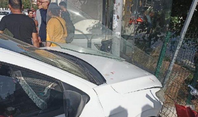 Otomobil okul çıkışı saatinde durağa daldı; 3 öğrenci yaralandı