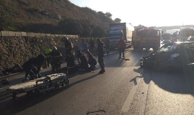 Otomobil, TIR'a çarptı: 1'i ağır 3 yaralı