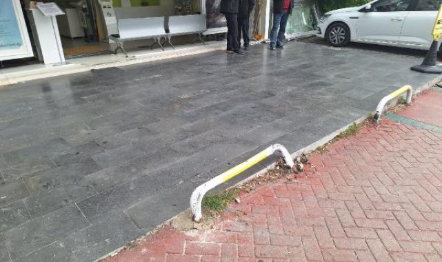Otomobilin banka şubesine girdiği kaza kamerada