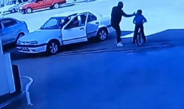 Otomobiline, bisikleti ile çarptığı iddiasıyla çocuğu tokatladı