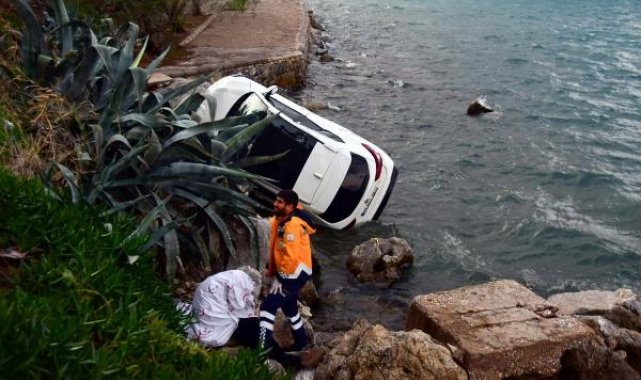 Otomobiliyle 17 metre yükseklikte deniz kıyısındaki kayalıklara yuvarlandı: 1 yaralı