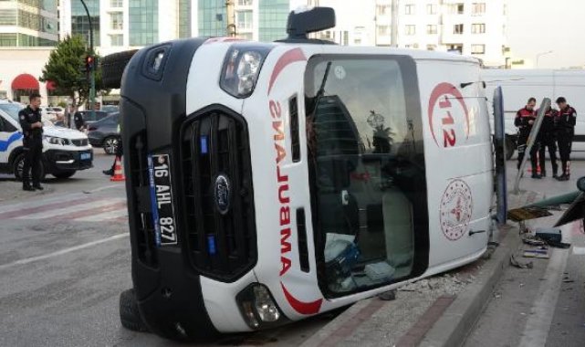 Otomobille çarpışan ambulans kırmızı ışıktaki aracın üzerine devrildi: 2 yaralı