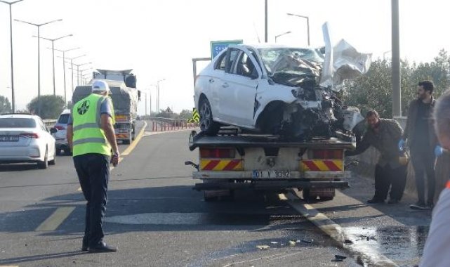 Otoyolda ters şeritte giden hafif ticari araç, otomobille çarpıştı; 3 ölü