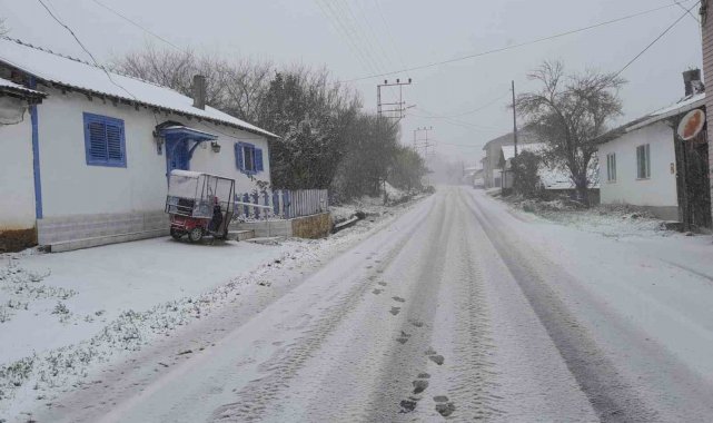 Pazaryeri'nin köylerde kar yağışı etkili oldu
