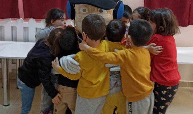 Polis ekipleri anaokulları ve ilkokulları ziyaret etti
