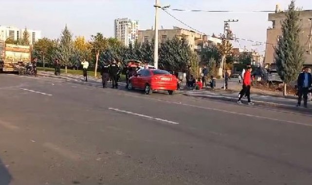 Polisten kaçan 16 yaşındaki sürücü, otomobiliyle motosikletli Yunus ekibine çarptı: 2 yaralı