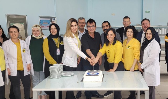 Radyoloji çalışanları 'Dünya Radyoloji Günü' için pasta kesti