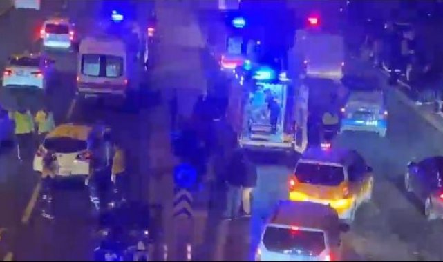Refüje çarpan otomobil kaldırıma çıkıp yayalara çarptı: 4 yaralı