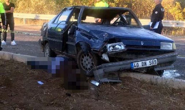 Refüje çarpan otomobilin sürücüsü camdan fırlayıp, tekerin altında kalarak öldü