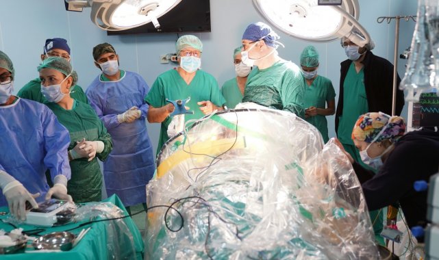 Rektör hastayla sohbet etti, cerrahlar tümörü çıkardı