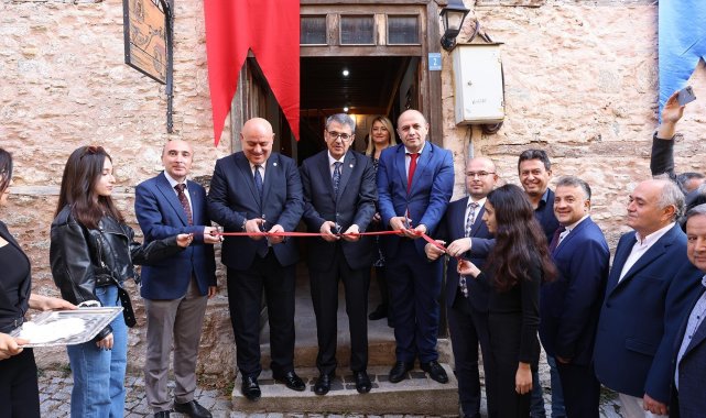 Rektör Kutluhan 'Anadolu Esintileri' sergisinin açılışını gerçekleştirdi