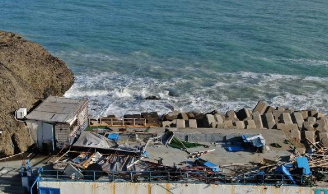 Rumeli Feneri'nde dalgaların yıktığı balıkçı barınakları havadan görüntülendi
