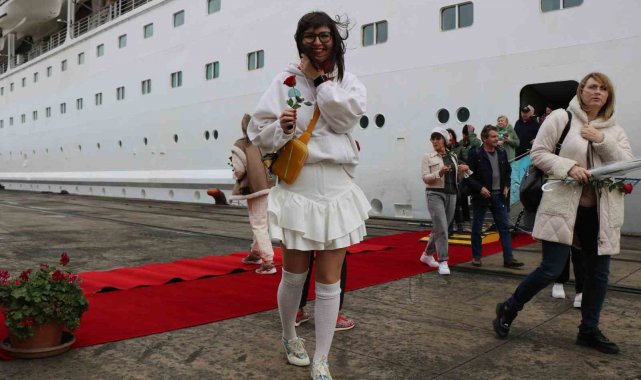 Rus kruvaziyer gemisi yeniden Samsun'da: Turistlere kırmızı halılı karşılama