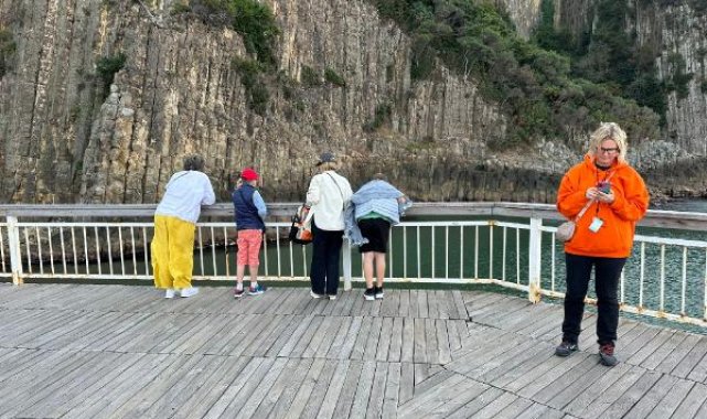 Rus turistler, lav sütunları ile Bartın Irmağı'nı gezdi