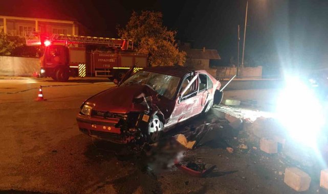 Saat kulesine çarpan otomobilin sürücüsü hayatını kaybetti