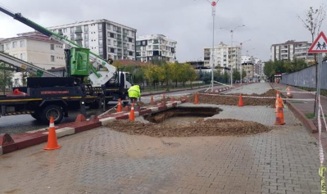 Sağanak nedeniyle yol çöktü, cadde trafiğe kapatıldı