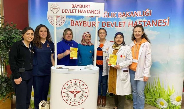 Sağlık çalışanları lösemiye stant açarak dikkat çektiler