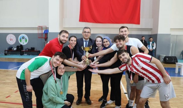 Sağlıkçılar voleybol turnuvasında buluştu