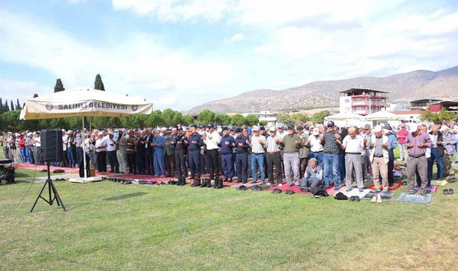 Salihli'de eller yağmur için semaya açıldı