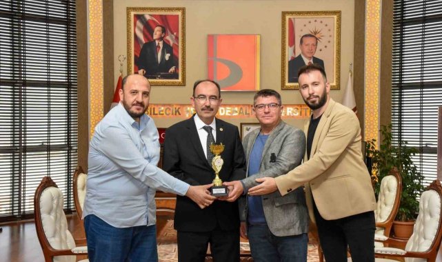 Şampiyonlar, kupayı rektöre takdim etti