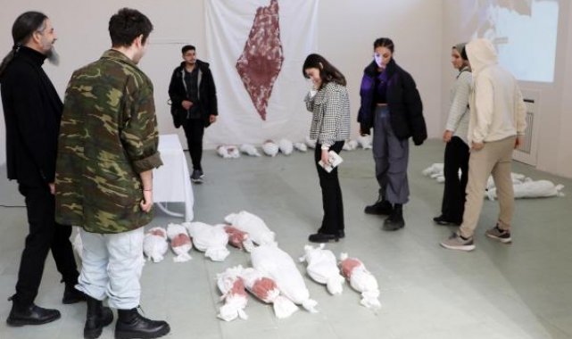 Sanatçılar, Gazze için gerçek kan kullandıkları +18 sergisi açtı
