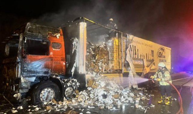 Sancaktepe'de peçete yüklü TIR yandı