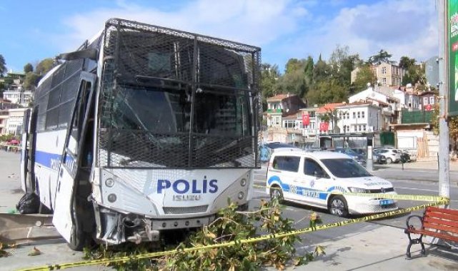 Sarıyer'de polisleri taşıyan otobüs denize düşmekten son anda kurtuldu