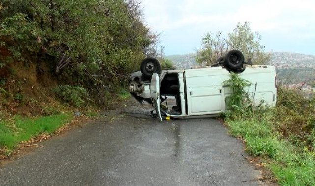 Sarıyer'de yağmurda kayan minibüs alt sokağa uçtu