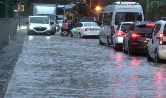 Sarıyer'de yol göle döndü; Araçlar güçlükle ilerledi