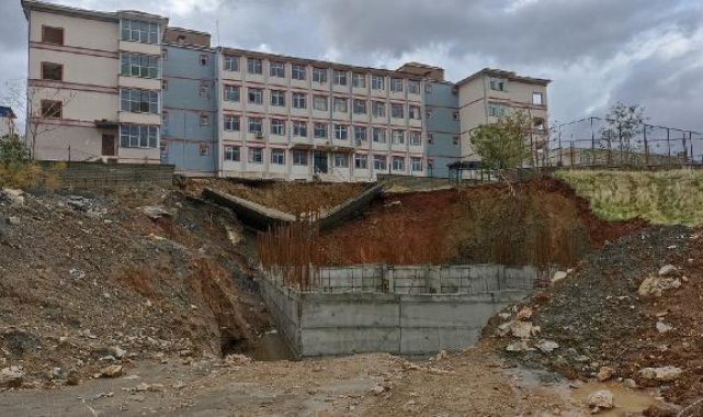 Sason'da okulun istinat duvarı yıkıldı