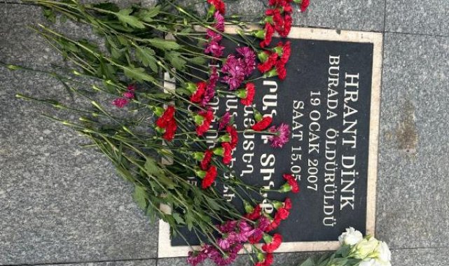 Sebat Apartmanı önüne Hrant Dink için karanfil bıraktılar